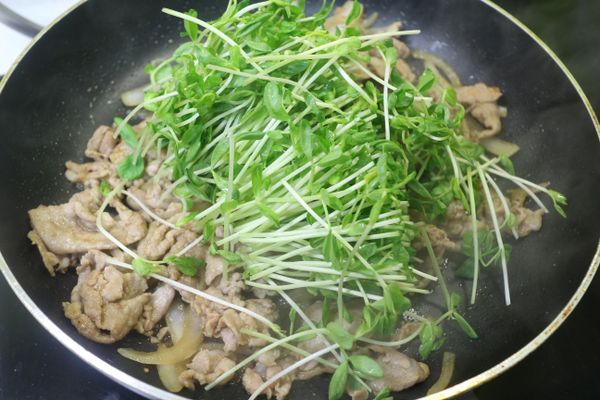 豬肉片都入味後,最後再加入豆苗,少少的鹽巴調味即可