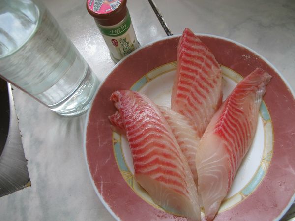 雕魚片解凍切成適當大小,加入醃料,入冰箱醃30分鐘備用