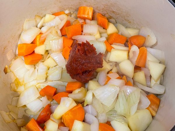 加入蕃茄糊拌炒