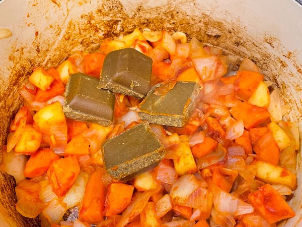 加入咖哩塊拌炒