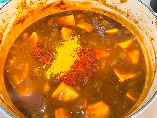 加入紅椒粉和薑黃粉後燉煮