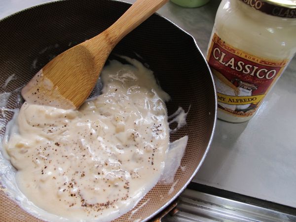 (香濃白醬)
取一平底鍋加入少許橄欖油,爆香洋蔥末後,
放入5大匙的Classico義大利麵醬【香濃白醬口味】拌一下,再下同份量的水煮開,加入黑胡椒調味即可