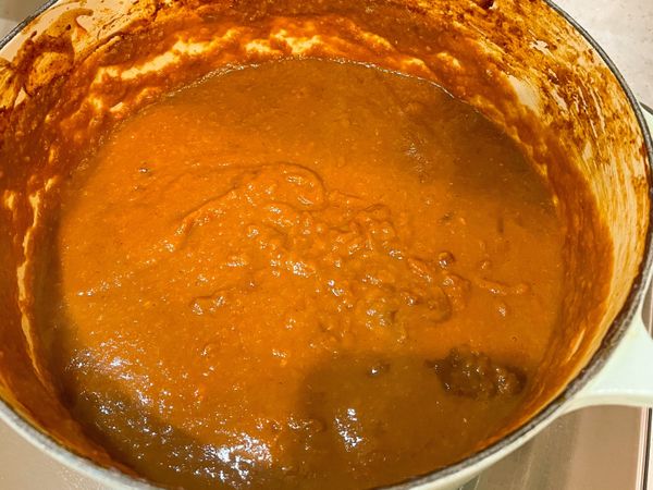 燉煮到蔬菜軟爛之後，用均質機打成泥狀，加入巧克力