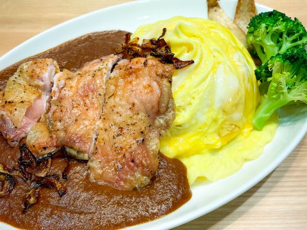 煎個雞腿排，將咖哩淋在飯旁邊，加點炸洋蔥，上桌囉！