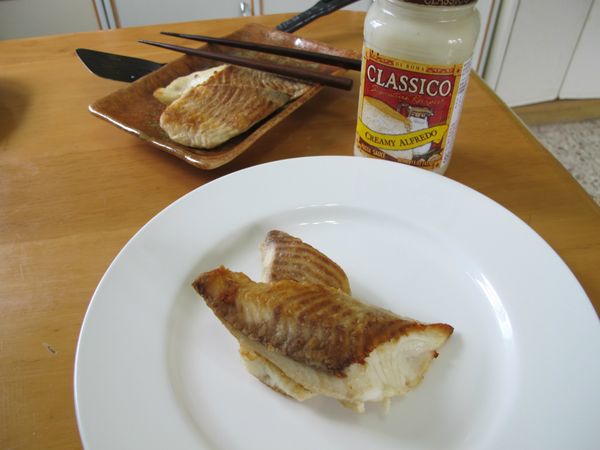 食用時香濃白醬淋在魚排上,灑上起司粉和洋香菜即可,今天就讓Classico®帶您體驗香濃羅馬假期吧！