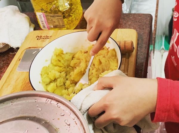 先把地瓜削好
切成一片片
然後倒入兩杯洗米水
再來等它蒸熟後
把它搗成泥狀！
（如果覺得地瓜太乾就再加一點水
如果覺得太濕就再加一點地瓜粉
