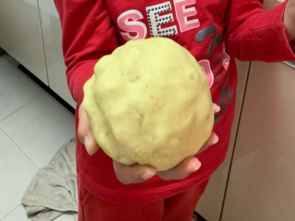 加入原先量好的砂糖繼續搗
之後再加入太白粉跟地瓜粉繼續搗
搗到成型就會變成球狀啦