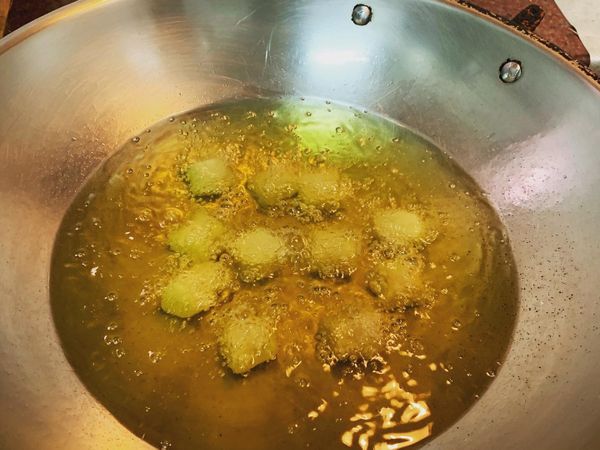 此時就可以抓一點來搓
搓成條狀後 大概切1.5公分塊狀
分批下去炸

#切記#
先開小火讓油溫熱
沒溫度計就先丟一塊下去試看看周圍有沒有冒小泡泡
有的話其他就可以陸續丟囉！