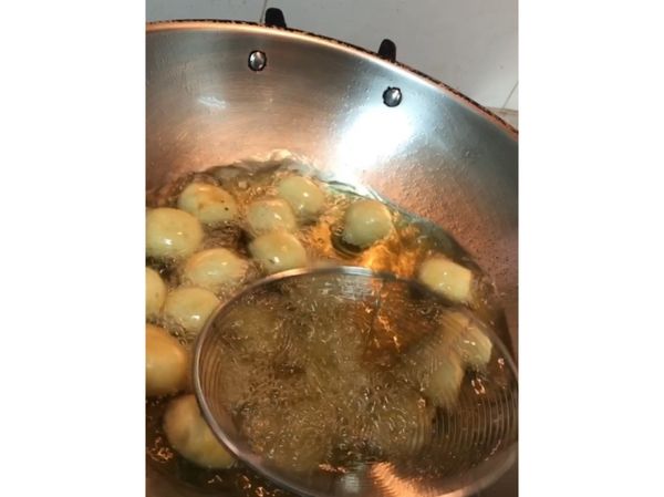 一分半後開大火 
##這時才可以開始壓！！
這步驟很重要
壓它就會開始膨脹

壓越多次就會裡面會越空心約脆呦！