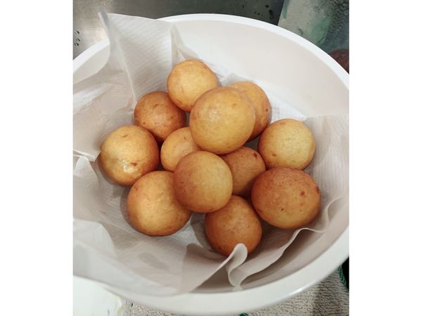 最後壓完讓它在鍋裡在炒一下
等它表面呈金黃
就可以撈起瀝乾油開始吃囉！
又香又美味又脆又Q的地瓜球完成✅

超級簡單
快一起做看看！