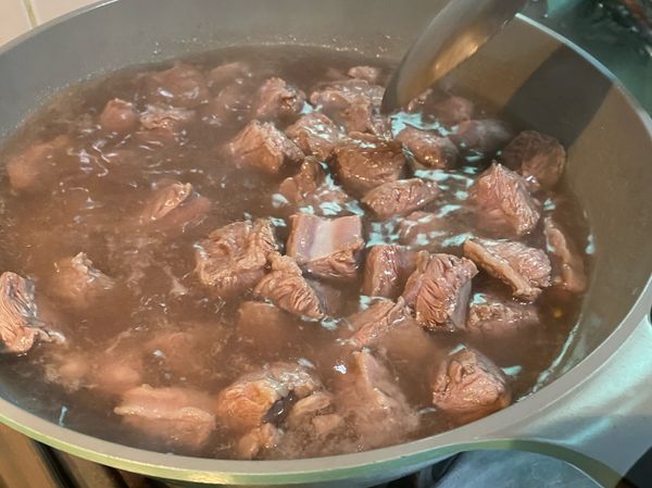 將牛肋條川燙後備用。