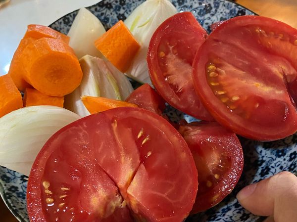 將薑切片、番茄切丁、洋蔥切塊、紅蘿蔔及牛肋條切塊備用。