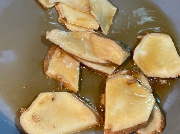 放入麻油1小湯匙於炒鍋，使用中火將薑片炒香。