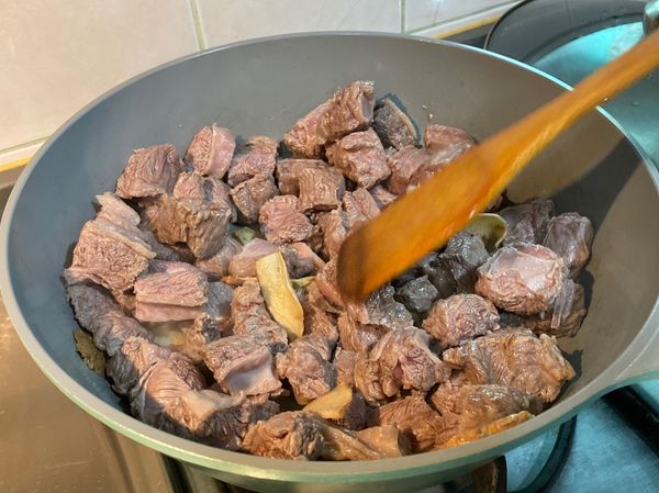 放入牛肉，將牛肉炒至水份稍收乾。
