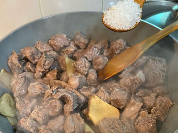 放入一大匙冰糖，炒2分鐘左右。