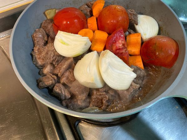 放入醬油適量醬色，並放入其他食材拌炒5分鐘。