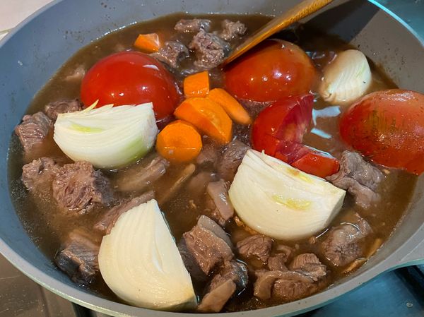 加入清水淹過食材，使用大火煮至湯滾後，蓋上鍋蓋，轉小火煮30分鐘。