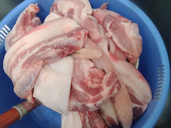 (建議可以買肥一點的吃起來比較軟嫩
不過怕油的人也可以買瘦一點)
五花肉用清水先洗過
晾乾或擦乾都可以
一定要確保表面沒有水分才不會在逼油的時候噴得到處都是