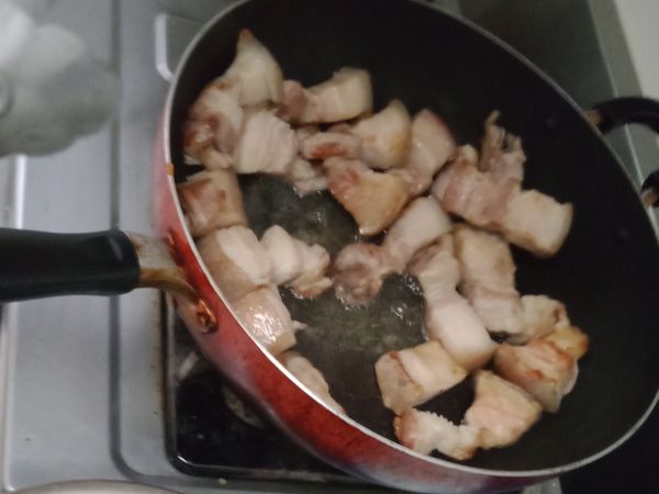 分少量多次慢慢煎
煎到有點金黃後先夾起來。
把油倒出來另外放。
在下鍋慢煎