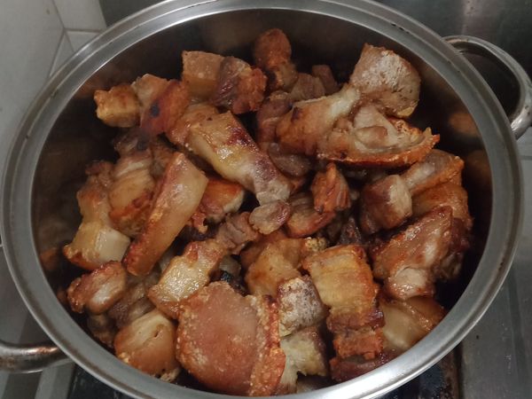 煎到變成圖片上的顏色就可以了
焦一點也沒關係
肥肉吃起來比較不會膩