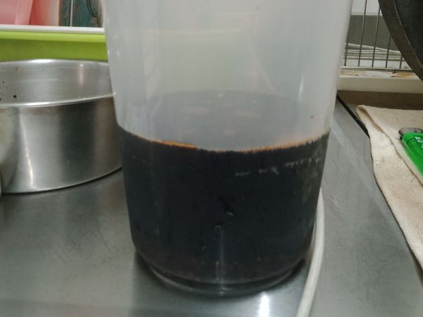 把醬油.冰糖.米酒
倒在杯子裡攪拌均勻