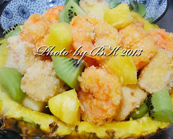 將步驟1鳳梨丁、奇異果丁及步驟2蝦球、炸芙蓉豆腐，放入步驟1挖空的鳳梨外皮中。