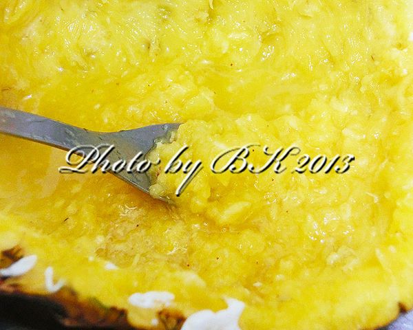 吃完後別浪費了沒挖乾淨的鳳梨果肉哦！只要用湯匙刮一刮，輕輕鬆鬆就可以把鳳梨果肉變成鳳梨果泥，找適當容器盛起加少許的鹽拌勻放入冰凍，幾小時後，就會變成冰涼好吃的鳳梨冰！當場吃光也是非常好吃又營養的哦！（加少許的鹽可減低鳳梨吃多了舌頭有點不舒服的感覺）