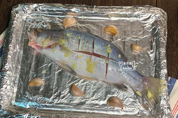 烤盤旁邊放上完整的蒜頭，一起放入烤(烤過的蒜頭，綿密香甜好吃)。