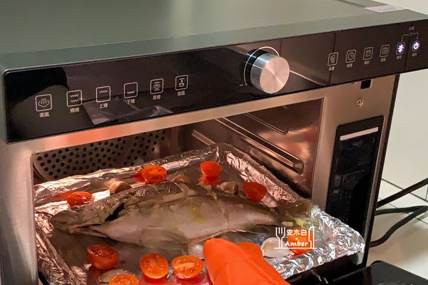 在排程結束後，取出烤盤，放入對切的小蕃茄，將烤盤放入蒸氣烘烤爐內，關上爐門。