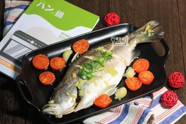 肥嫩多汁的「烤鱸魚」完成，食用時可依個人喜好，灑上適量白胡椒粉增添美味~~^^
朋友來家裡聚餐，有了這台好幫手「パンの鍋（胖鍋）STO-668蒸氣烘烤爐」，讓我快速端出不失禮又有面子的「宴客菜」~~^^