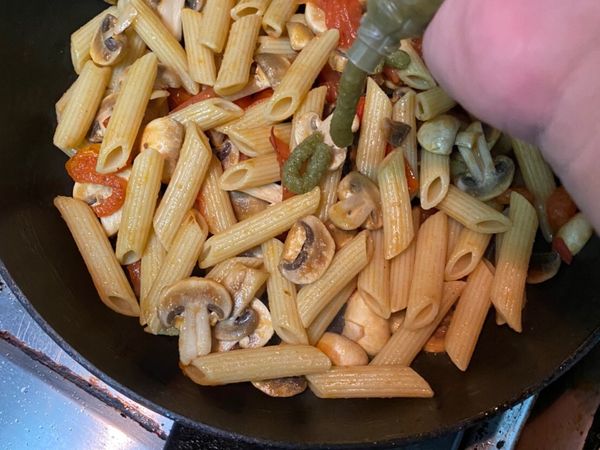 作法：

1.起水鍋煮好義大利麵備用