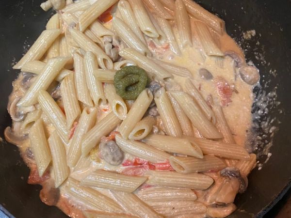 作法：

2.起一個鍋子倒入少許油，下番茄片炒香，待蕃茄片軟化下洋菇片，小火慢慢炒香下半杯的水和義大利麵，下柚子青辣椒醬少許以及美乃滋，拌勻炒香，小火慢慢滾收汁，下乳酪絲拌勻就可以啦！