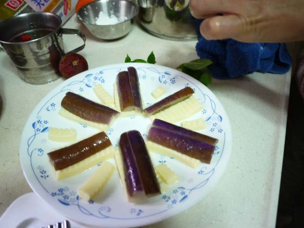 步驟1將茄子切成條狀,入鍋中煮至透明撈起,放入冰水中冰鎮一下,蛋豆腐切成薄片狀墊底