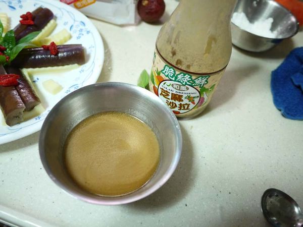 步驟2調醬汁:將原來附的醬包加上芝麻醬沙拉調和