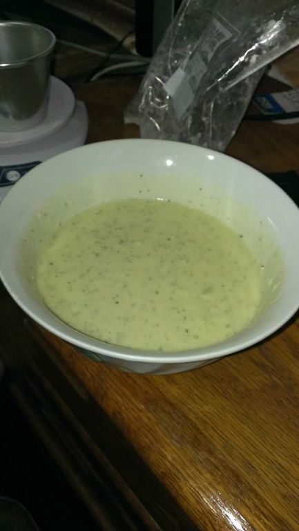 麵粉篩進水中，加入蛋，胡椒，鹽，大蒜醬，一起拌勻
放進冰箱半小時～一小時