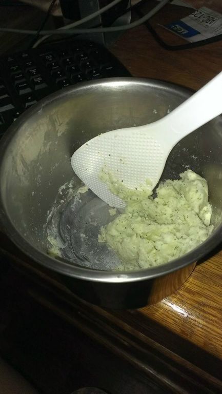 將馬鈴薯泥放進麵糊裡拌勻，如果有買肉絲，也在這時候一起拌進去，完成餅糊