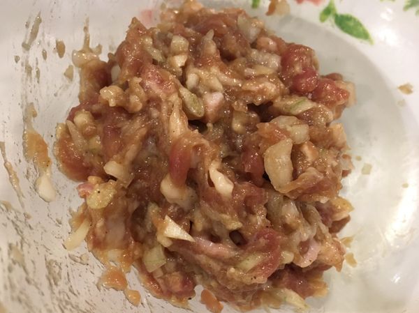 甜椒切去蒂頭，挖空去子。
將帶油絞肉/蒜末/洋蔥末/蛋白加入肉餡調味料，攪拌至黏稠狀靜置10分鐘待入味。