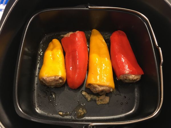 氣炸鍋180度10分鐘，中途可暫停翻面
讓其甜椒煎烤均勻，完成後取出備用。