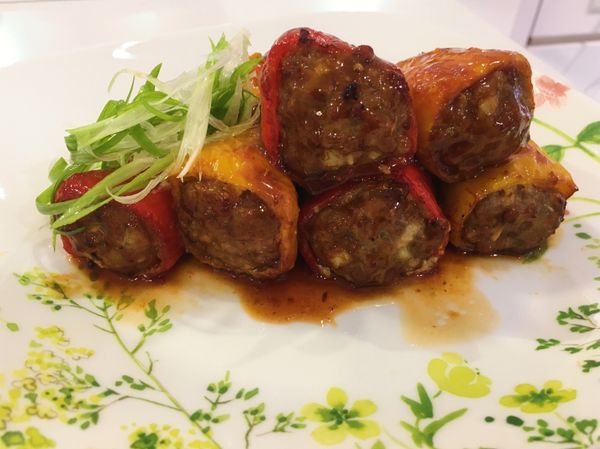 將醬汁調味料調勻，放置烘烤鍋內將甜椒加入，200度5分鐘將收醬汁收乾，撒上蔥絲即可上桌。