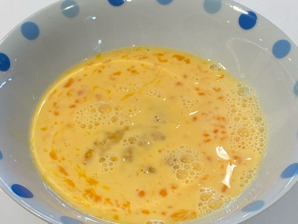 2顆蛋打散+100ml牛奶拌勻