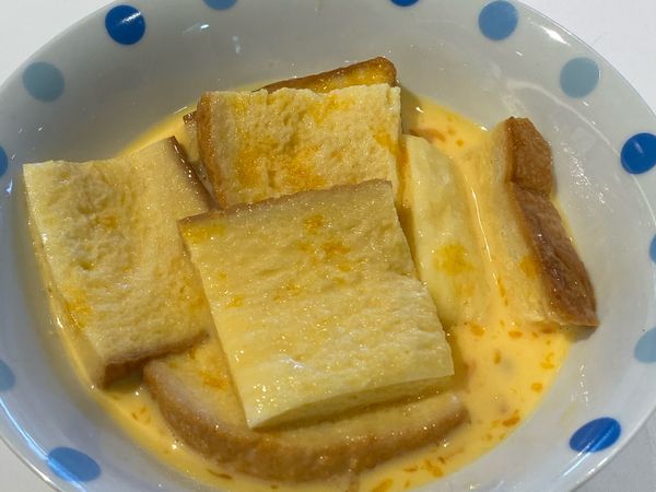 吐司一片切成4小塊 以方便食用
雙面浸泡10分鐘