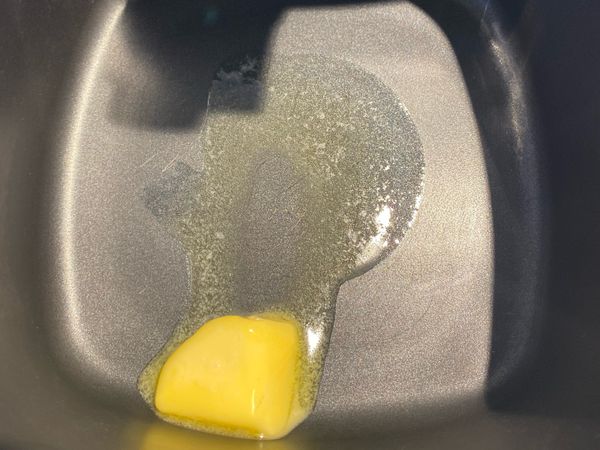 怕鍋底黏鍋可加點奶油
一方面也多了一個奶油香
熱鍋 奶油融化