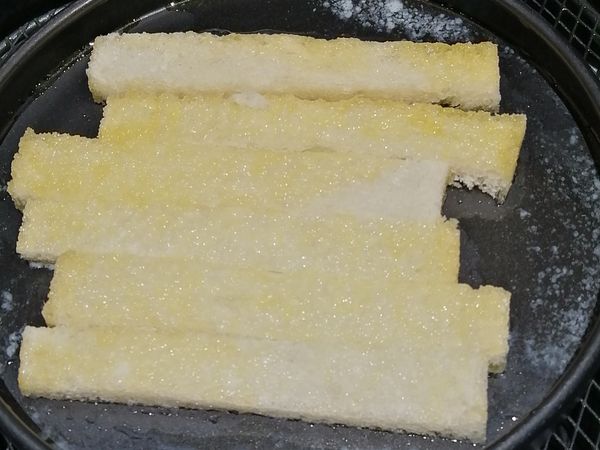 沾滿土司條表面