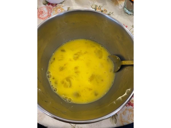 蛋、牛奶、鹽巴、胡椒粉混在一起打散