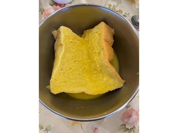 吐司兩面都沾上蛋液