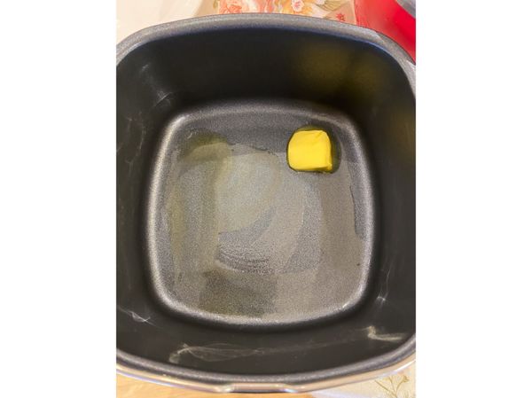 烘烤鍋先放入氣炸鍋預熱2分鐘，撒上些許白芝麻增加香氣
這個動作可以讓奶油在鍋裡直接融化
