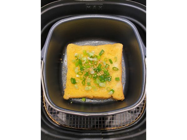 待時間到後，在上面撒上些許青蔥和白芝麻翻面再繼續放入氣炸鍋設定180度5分鐘