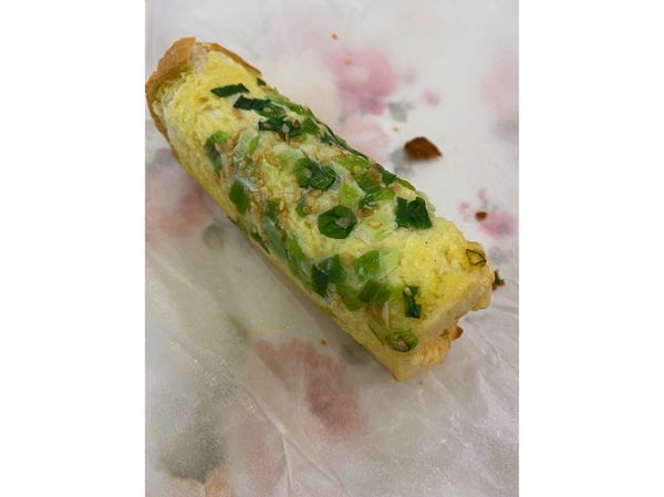 拆下烘焙紙後，在兩旁邊抹上沙拉醬，沾上肉鬆就完成囉😋