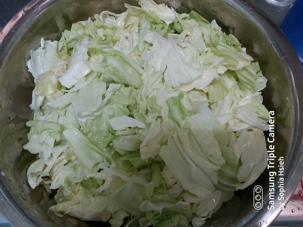將高麗菜用手撥成大塊洗淨，加鹽，等變軟即可，再用RO水沖一下，瀝乾