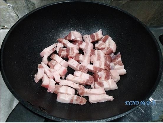 將切好的豬肉放入鍋中，肥的逼油、瘦的乾煎(不是煎熟喔!!是乾煎表面而已唷!!)，等肥油逼好了瘦肉也煎好了，一舉兩得!!  {^.^}